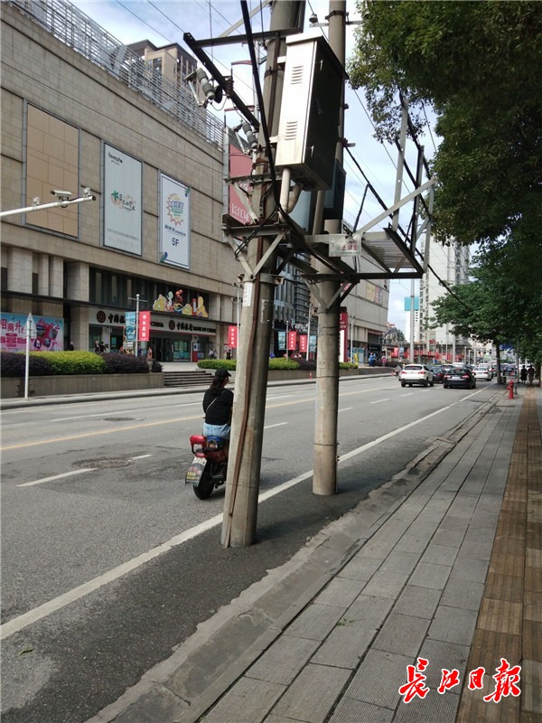 在武昌中北路兴国南路路口,右转车道上也立着两根电线杆,线杆底部